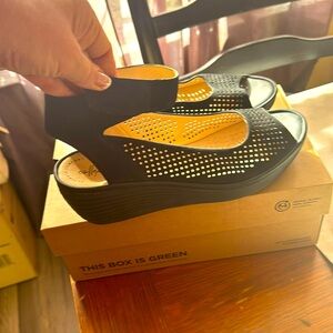 Clarks Size 12, super comfy, barely worn, great condition, Black.